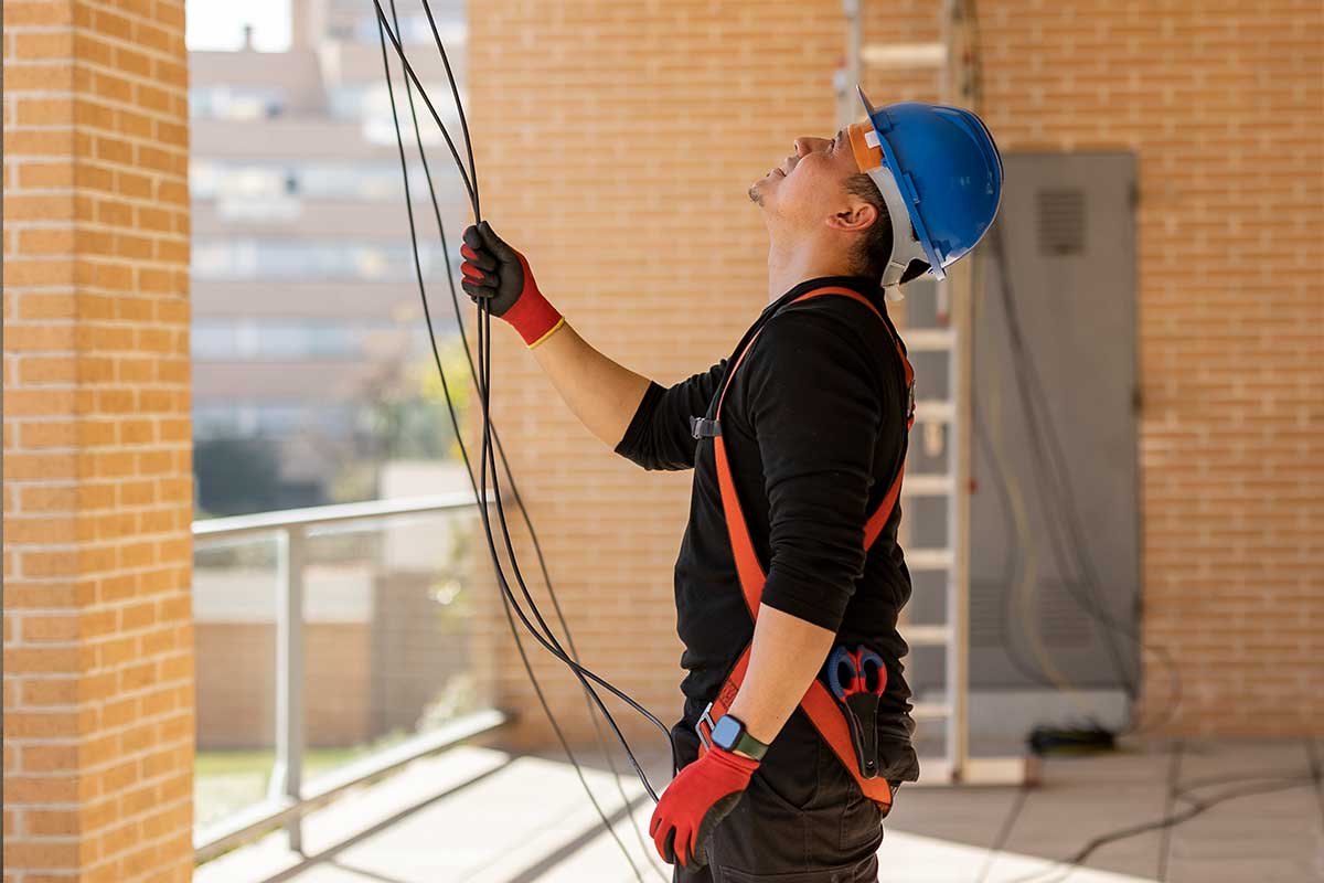 Installateur aan het werk